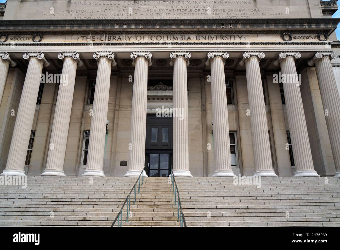 New York City, USA - 15 novembre 2021: I gradini e le colonne anteriori del Low Library Building alla Columbia University di Manhattan Foto Stock