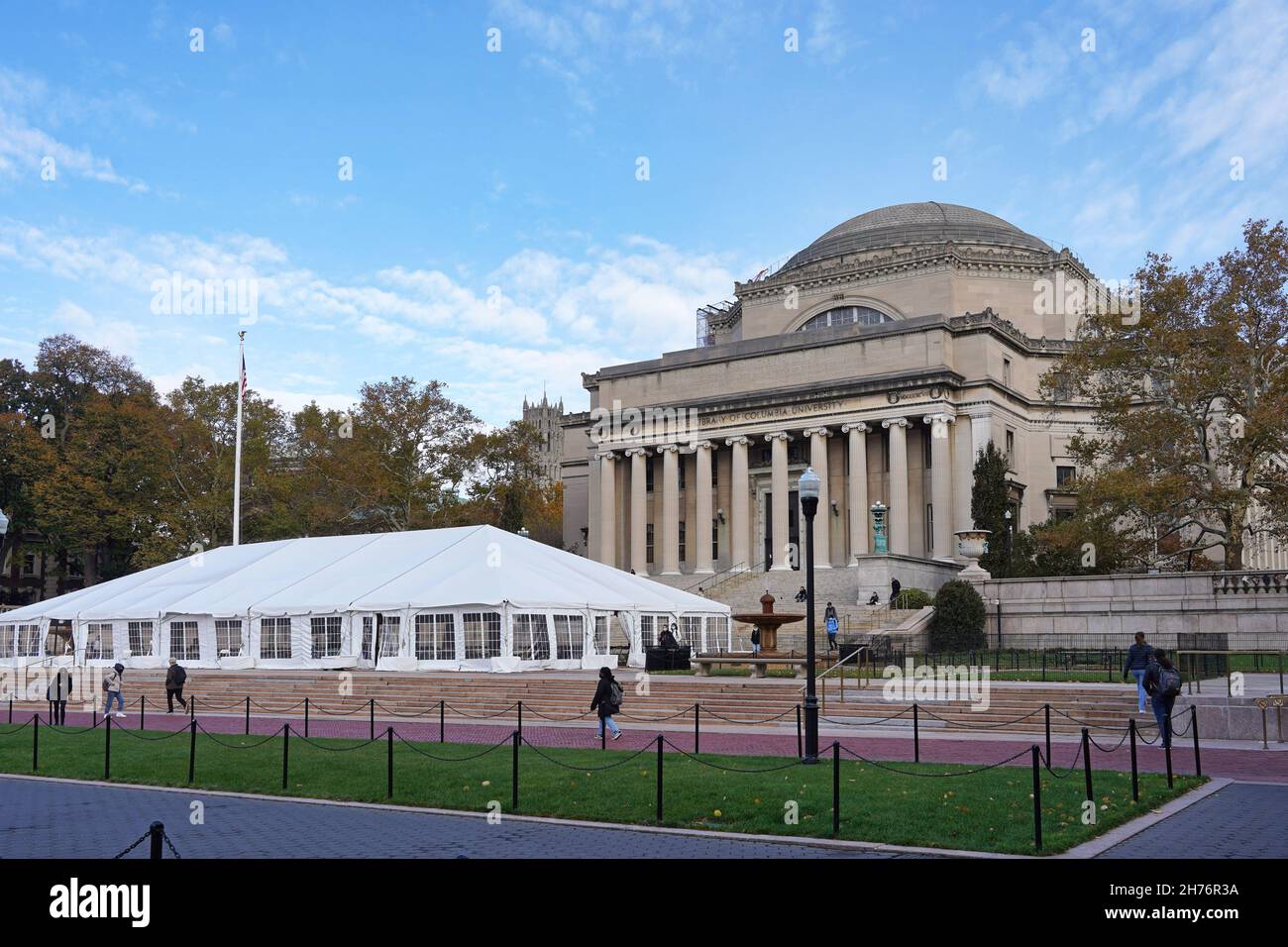 New York City, USA - 15 novembre 2021: The Low Library Building presso la Columbia University di Manhattan, con una tenda di fronte per consentire la distancina sociale Foto Stock