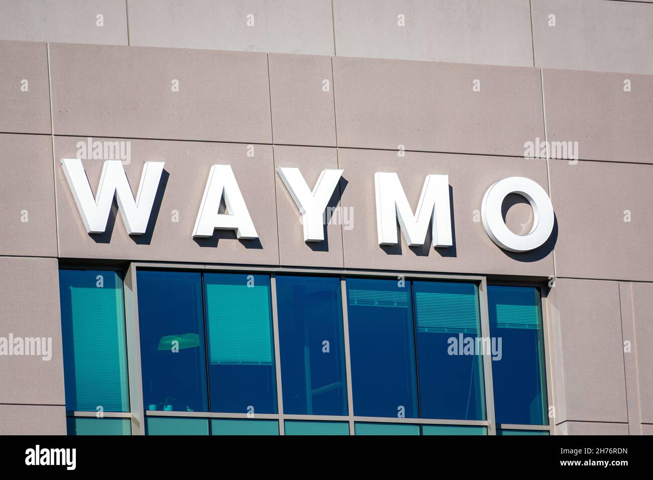Waymo segno, logo sulla sede centrale una società di sviluppo di tecnologia di guida autonoma americana - Mountain View, California, Stati Uniti d'America - 2021 Foto Stock