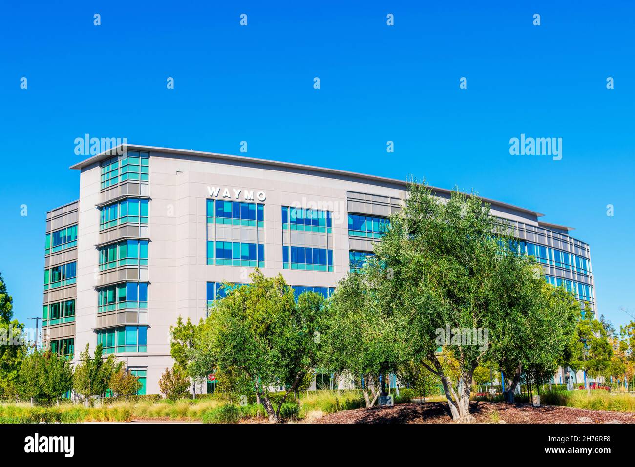 Facciata e esterno dell'edificio sede centrale di Waymo. Waymo è un'azienda di sviluppo di tecnologia di guida autonoma americana - Mountain View, California, U. Foto Stock