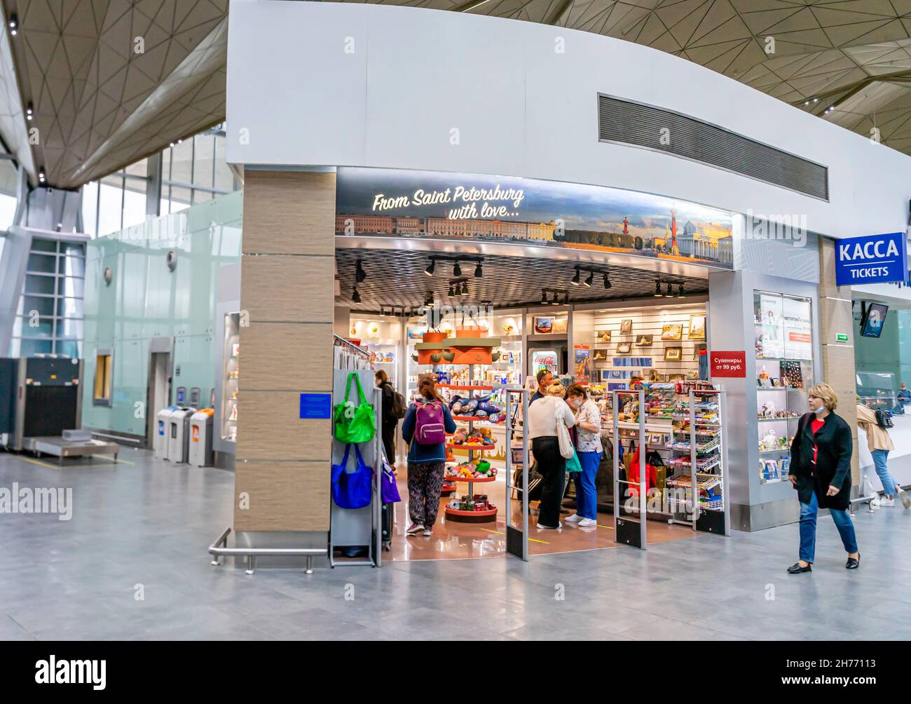 Negozio di souvenir 'da San Pietroburgo con amore' nel terminal dell'aeroporto internazionale di Pulkovo, San Pietroburgo, Russia Foto Stock