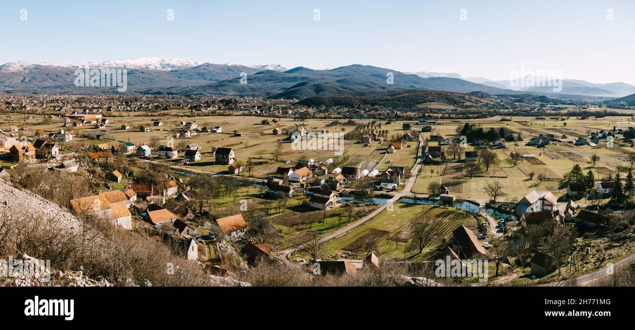 Villaggio vicino alla città di Niksic in montagna. Montenegro Foto Stock