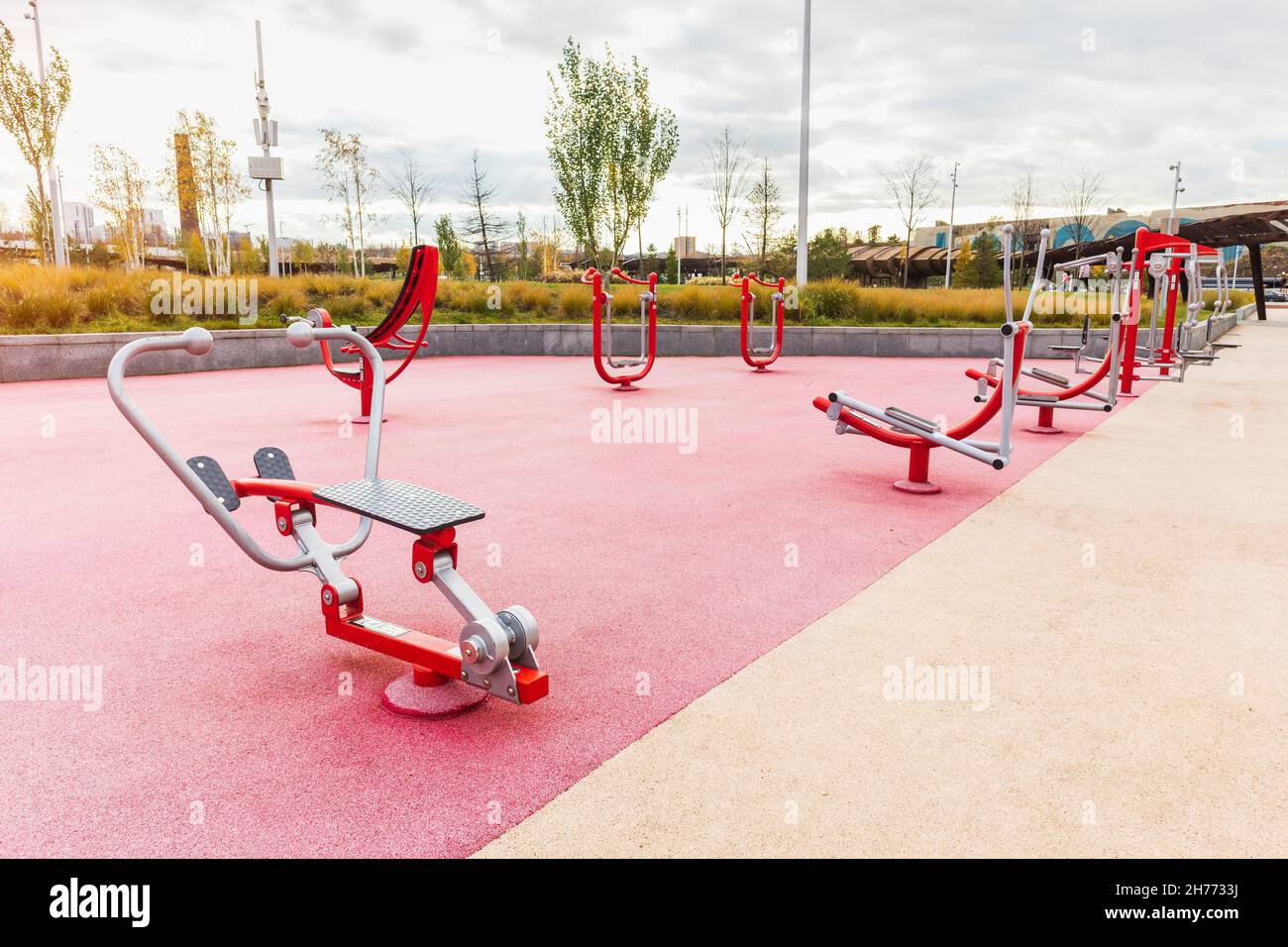 street gym fitness all'aperto con attrezzatura da ginnastica rosa color.concept street gym sport Foto Stock
