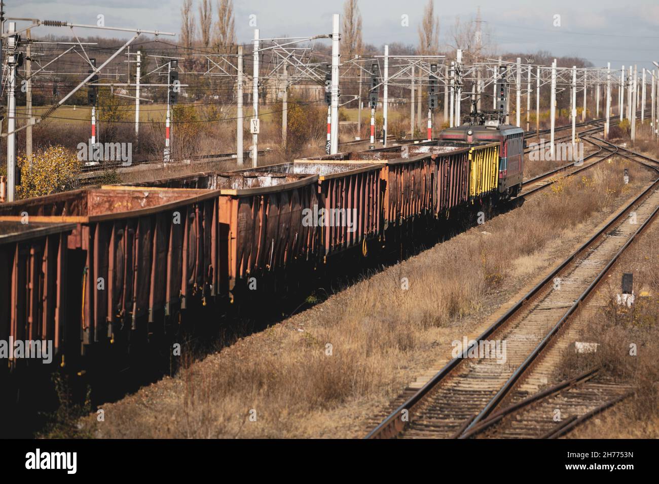 Svuotare i vecchi vagoni del treno merci e in una stazione. Foto Stock
