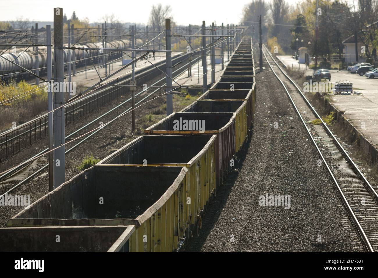 Svuotare i vecchi vagoni del treno merci e in una stazione. Foto Stock
