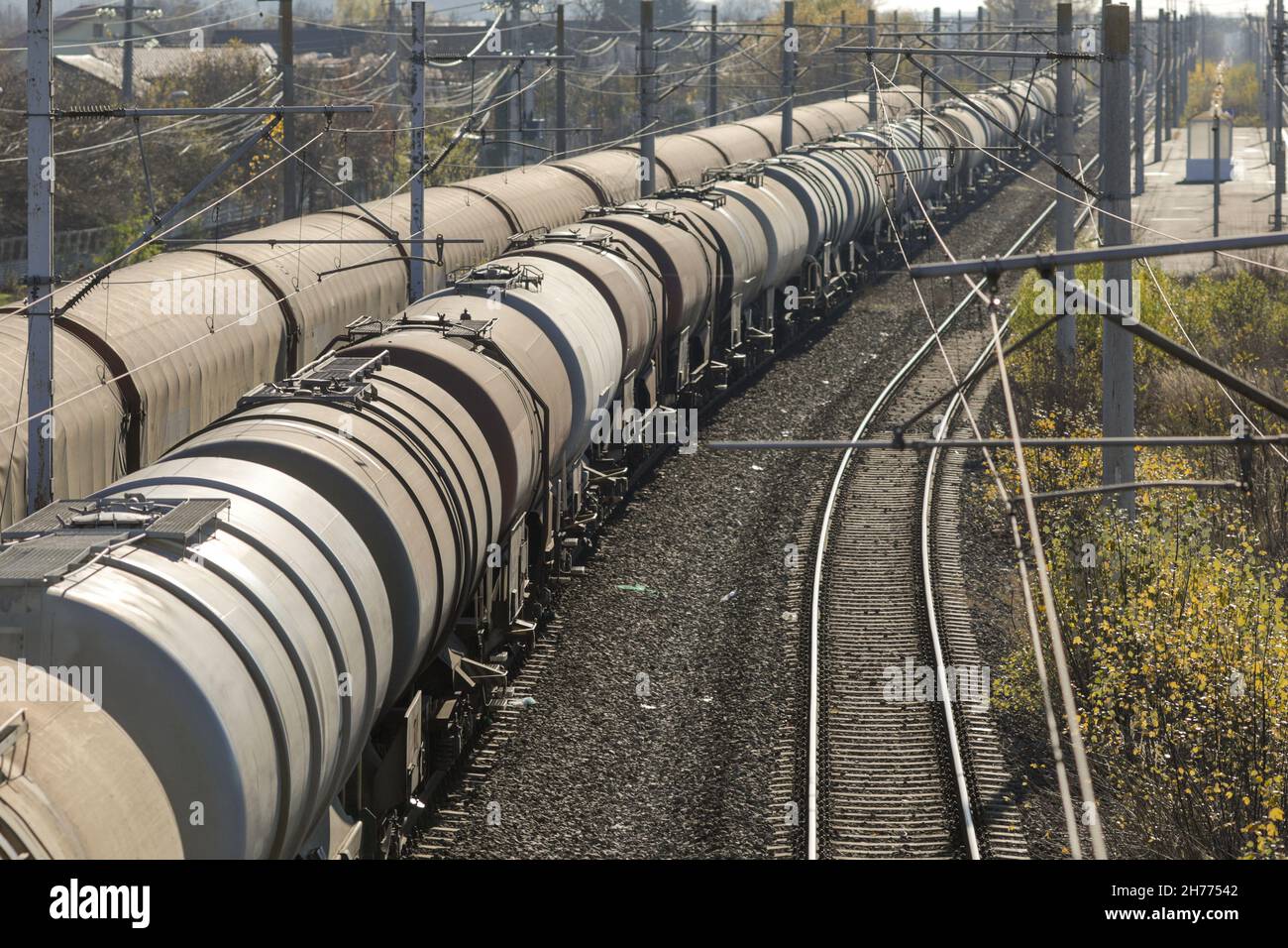 Vagoni per treni di merci con petrolio, gas e gas di petrolio liquefatto (GPL, gas LP o condensato) in una stazione vicina a Bucarest, Romania. Foto Stock