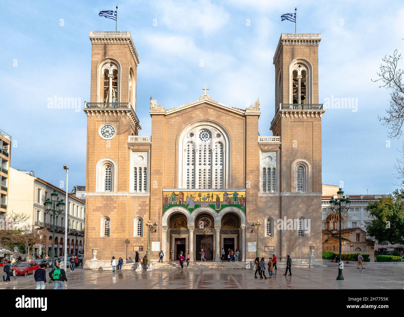 Atene, Grecia - 9 marzo 2019: La facciata della Cattedrale Metropolitana dell'Annunciazione, con la chiesetta di Sant'Eleftherio sulla destra. Foto Stock