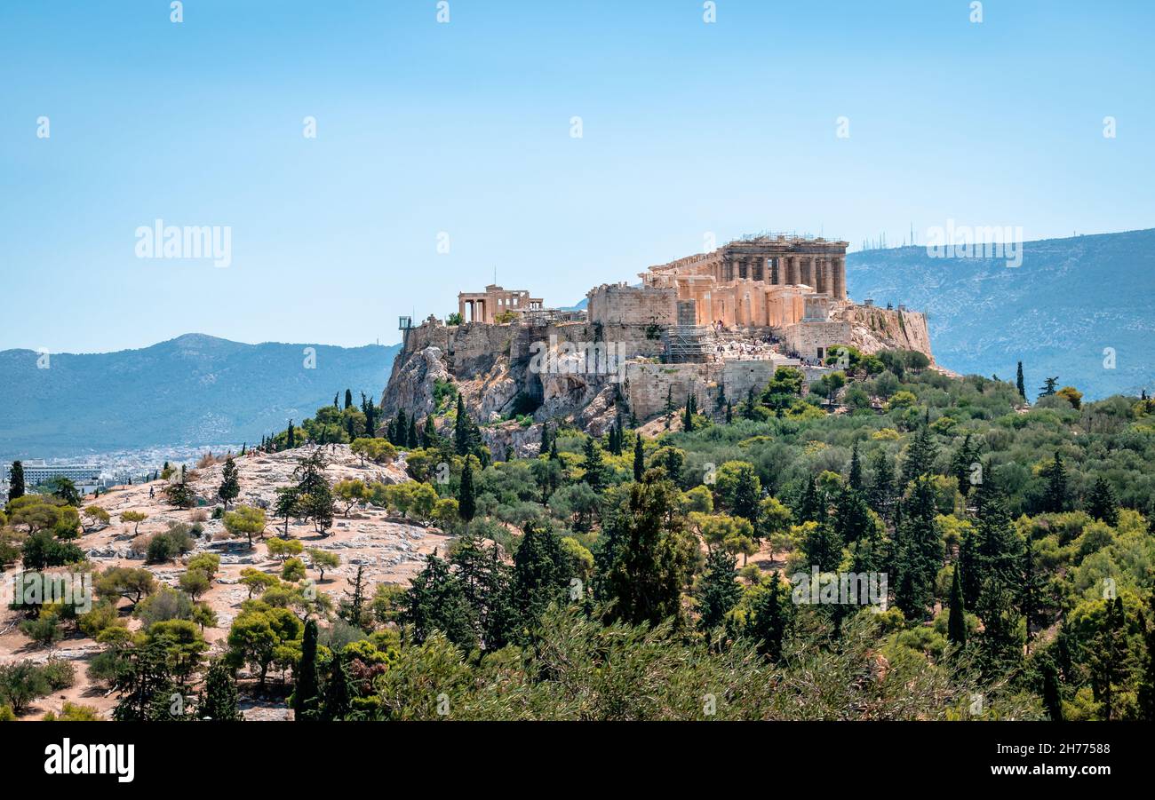 L'Acropoli di Atene vista dal Pnyx, la collina storica nel centro della città. Foto Stock