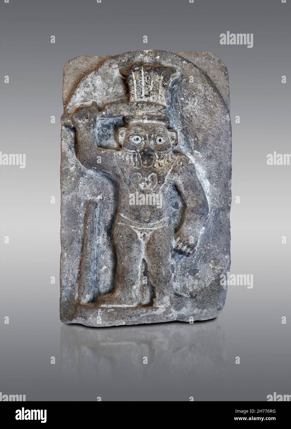 Stele egiziano romano del dio Bes, 1-2o secolo d.C., Coptos. Museo delle Belle Arti di Lione inv 1969-167. Calcare con tracce di policromo. BES è un A. Foto Stock