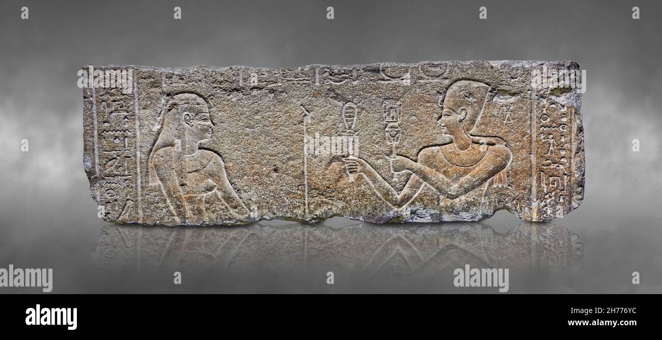 Pannello in rilievo romano egiziano dal tempio di Cleopatre e Cesarion, i sec. a.C., Coptos. Museo delle Belle Arti di Lione inv E501. Cesarion (a destra) sh Foto Stock