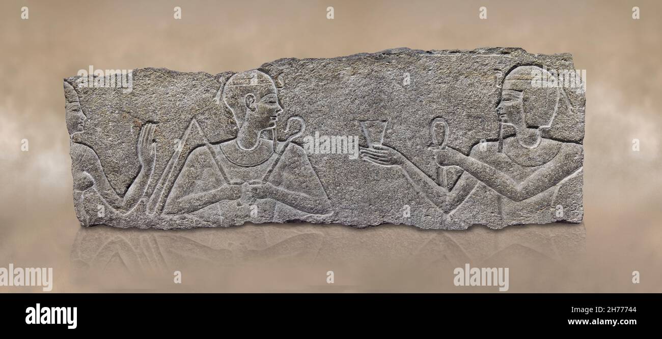 Pannello in rilievo romano egiziano dal tempio di Cleopatre e Cesarion, i sec. a.C., Coptos. Museo delle Belle Arti di Lione inv E501. Cesarion (destra ) ma Foto Stock