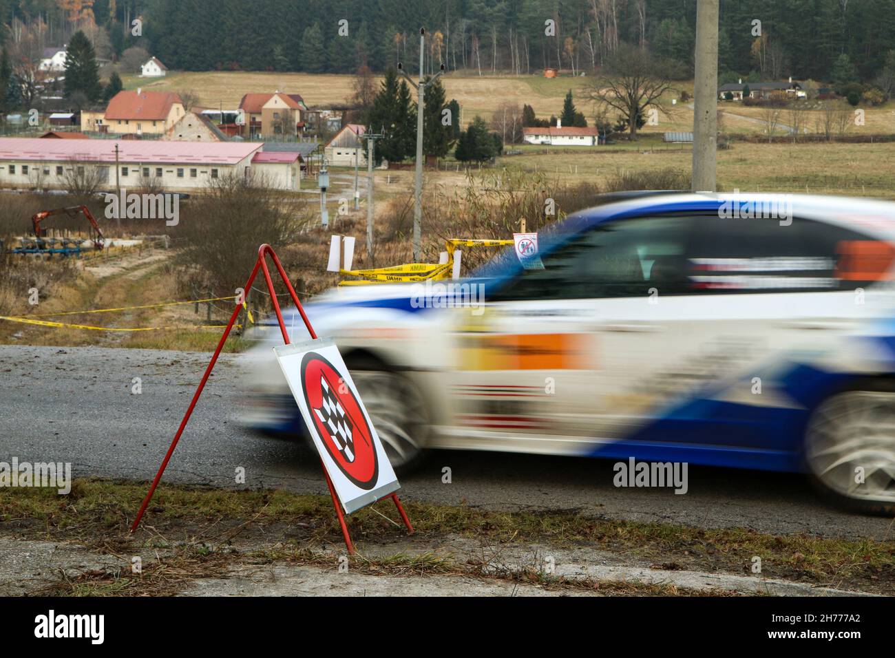 L'auto da corsa rally arriva al traguardo della fase di velocità. Foto Stock