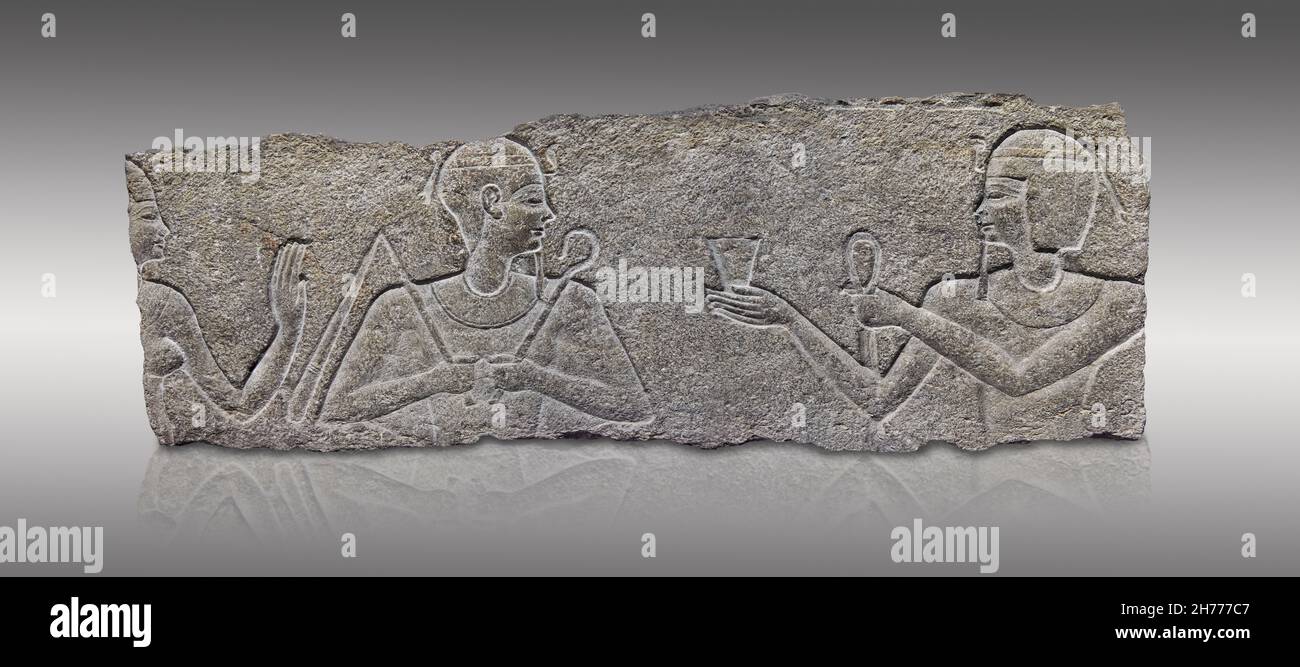 Pannello in rilievo romano egiziano dal tempio di Cleopatre e Cesarion, i sec. a.C., Coptos. Museo delle Belle Arti di Lione inv E501. Cesarion (destra ) ma Foto Stock