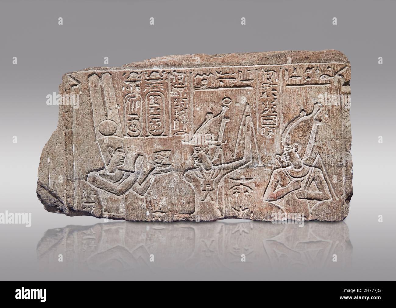 Rilievo romano egiziano dell'imperatore Nerone fare un'offerta, 54-68 d.C. Museo delle Belle Arti di Lione inv E501-1739. L'Emeror Nero (a sinistra) è rivolto verso l'alto e m Foto Stock