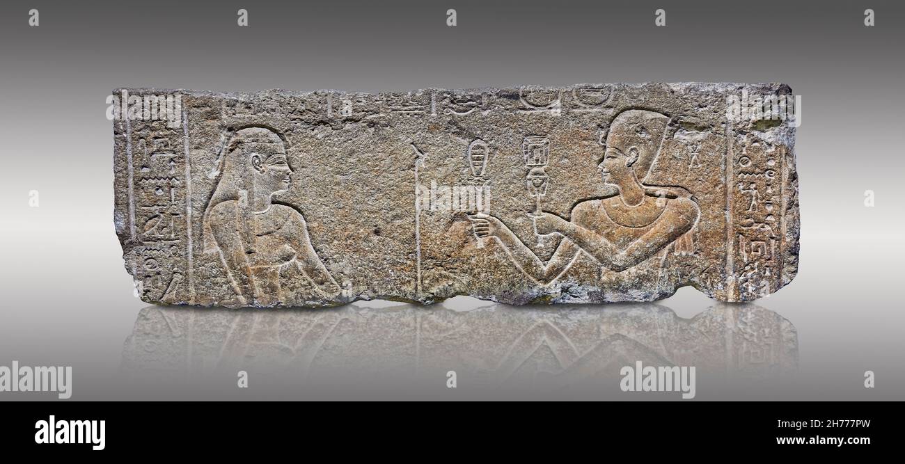 Pannello in rilievo romano egiziano dal tempio di Cleopatre e Cesarion, i sec. a.C., Coptos. Museo delle Belle Arti di Lione inv E501. Cesarion (a destra) sh Foto Stock