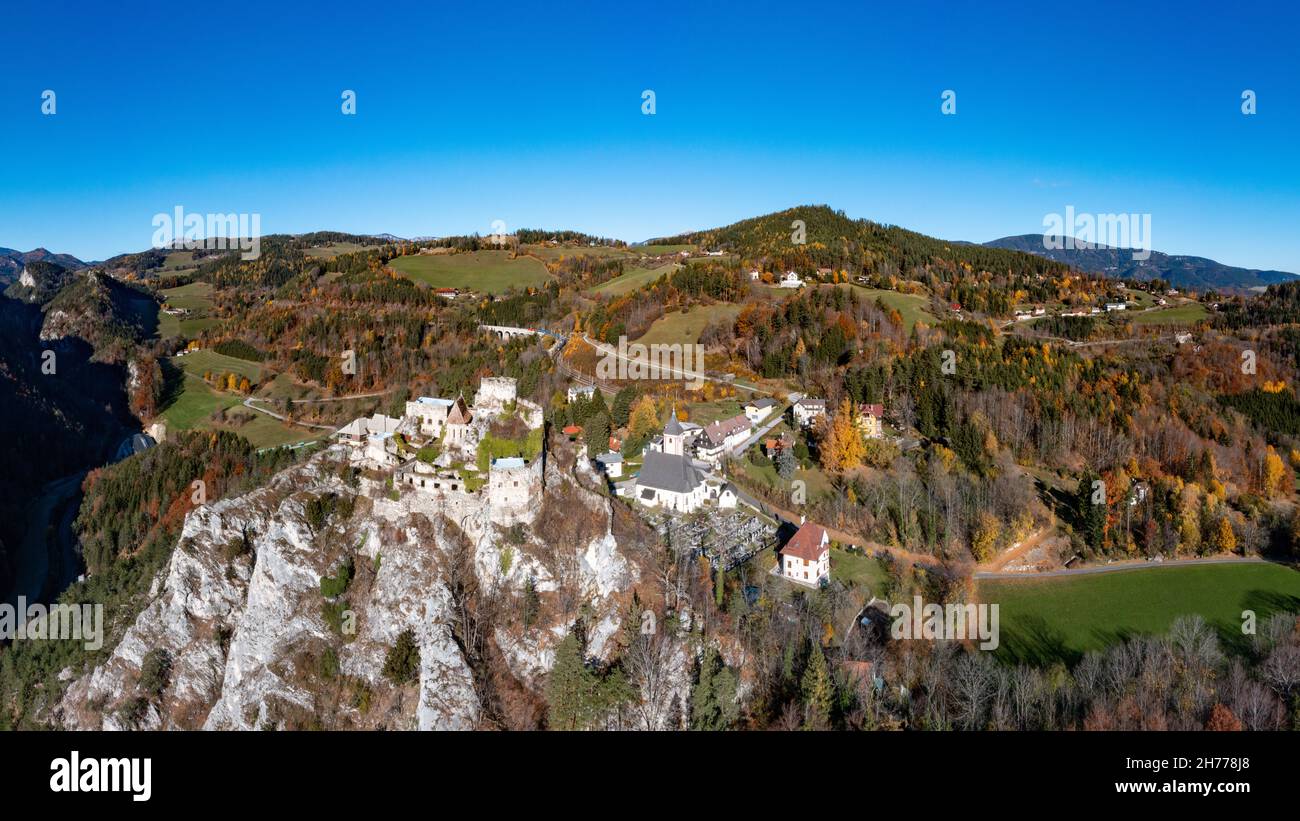 Klamm rovina vicino a Breitenstein a Semmering in bassa Austria, Europa. Vista panoramica dall'alto dell'antico edificio durante l'autunno. Foto Stock