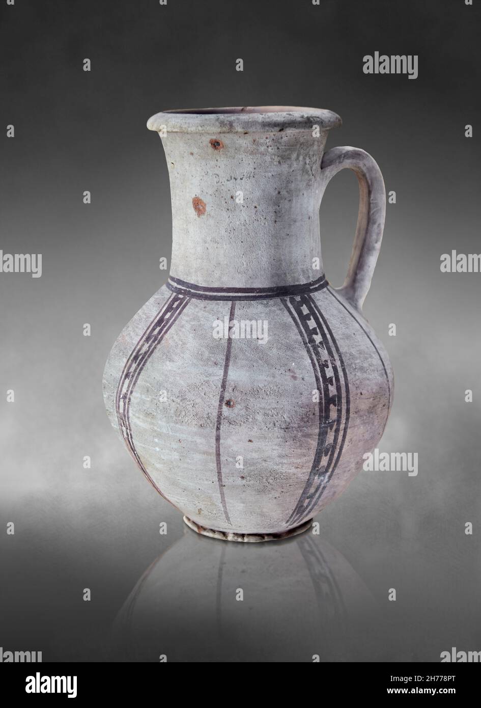 Caraffa in terracotta egiziana dal design geometrico nero, 1551-1499 a.C., 18a dinastia. Museo delle Belle Arti di Lione inv A2507. Foto Stock