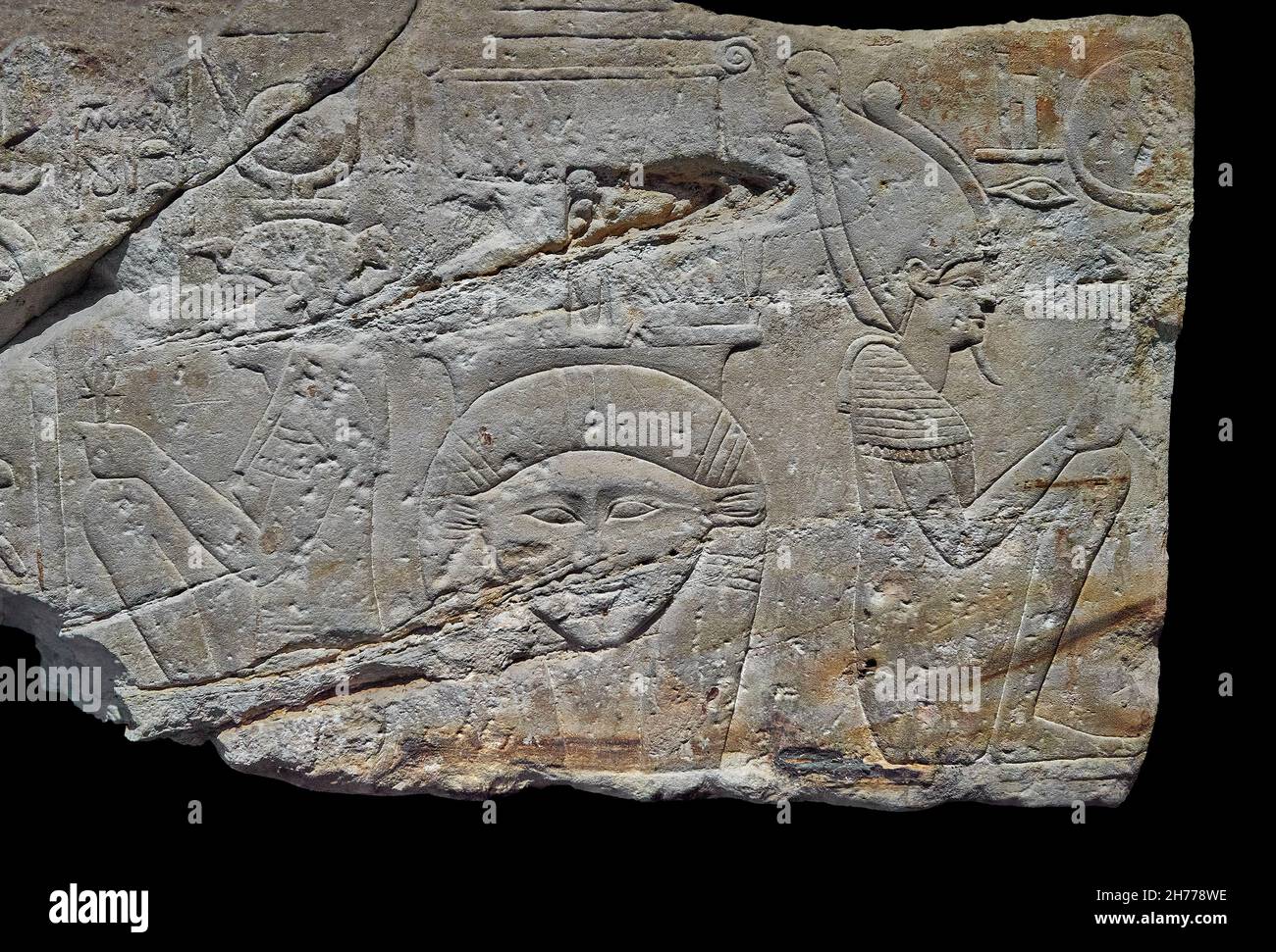 Pannello in rilievo egiziano romano dal tempio di Cleopatre e Cesarion, i sec. a.C., Coptos. . Museo delle Belle Arti di Lione inv E501. Il centro è un depic Foto Stock