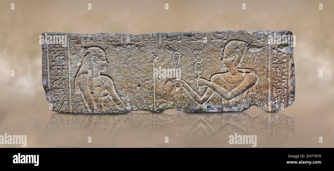 Pannello in rilievo romano egiziano dal tempio di Cleopatre e Cesarion, i sec. a.C., Coptos. Museo delle Belle Arti di Lione inv E501. Cesarion (a destra) sh Foto Stock
