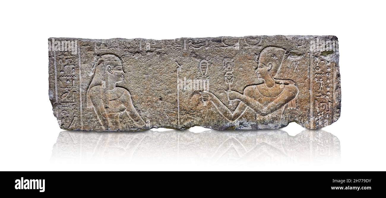 Pannello in rilievo romano egiziano dal tempio di Cleopatre e Cesarion, i sec. a.C., Coptos. Museo delle Belle Arti di Lione inv E501. Cesarion (a destra) sh Foto Stock