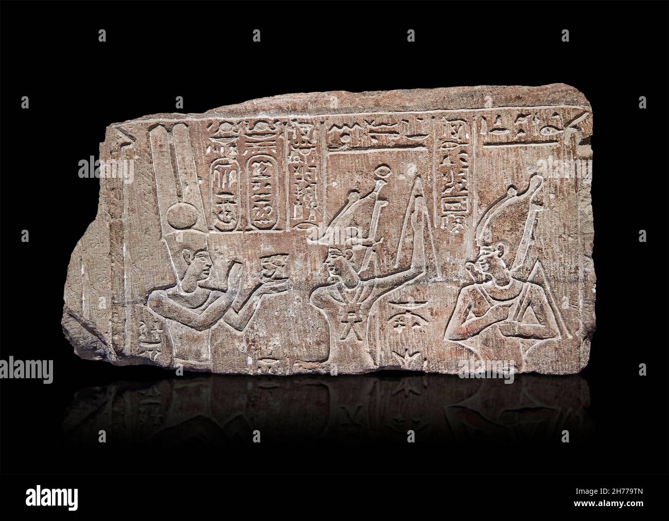Rilievo romano egiziano dell'imperatore Nerone fare un'offerta, 54-68 d.C. Museo delle Belle Arti di Lione inv E501-1739. L'Emeror Nero (a sinistra) è rivolto verso l'alto e m Foto Stock