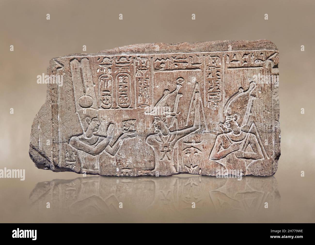 Rilievo romano egiziano dell'imperatore Nerone fare un'offerta, 54-68 d.C. Museo delle Belle Arti di Lione inv E501-1739. L'Emeror Nero (a sinistra) è rivolto verso l'alto e m Foto Stock