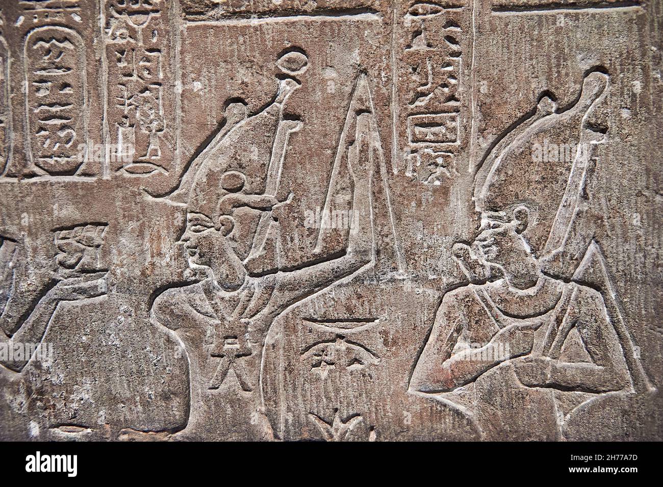 Rilievo egiziano romano degli dei min e Osiride, 54-68 d.C. Museo delle Belle Arti di Lione inv E501-1739. L'Emeror Nero (lasciato fuori scatto) è di fronte a un Foto Stock
