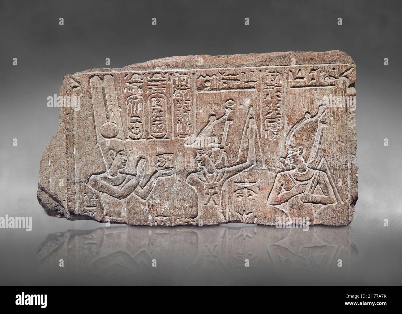 Rilievo romano egiziano dell'imperatore Nerone fare un'offerta, 54-68 d.C. Museo delle Belle Arti di Lione inv E501-1739. L'Emeror Nero (a sinistra) è rivolto verso l'alto e m Foto Stock