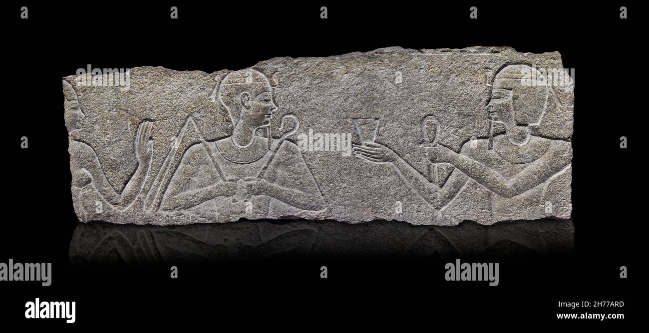 Pannello in rilievo romano egiziano dal tempio di Cleopatre e Cesarion, i sec. a.C., Coptos. Museo delle Belle Arti di Lione inv E501. Cesarion (destra ) ma Foto Stock