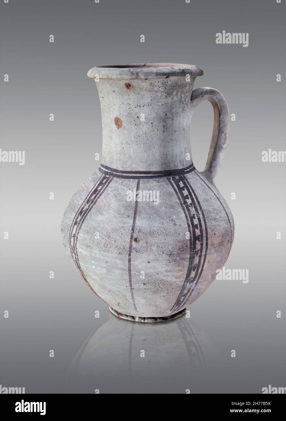 Caraffa in terracotta egiziana dal design geometrico nero, 1551-1499 a.C., 18a dinastia. Museo delle Belle Arti di Lione inv A2507. Foto Stock