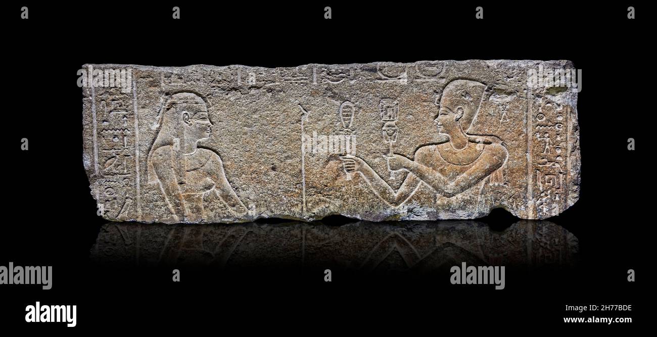 Pannello in rilievo romano egiziano dal tempio di Cleopatre e Cesarion, i sec. a.C., Coptos. Museo delle Belle Arti di Lione inv E501. Cesarion (a destra) sh Foto Stock