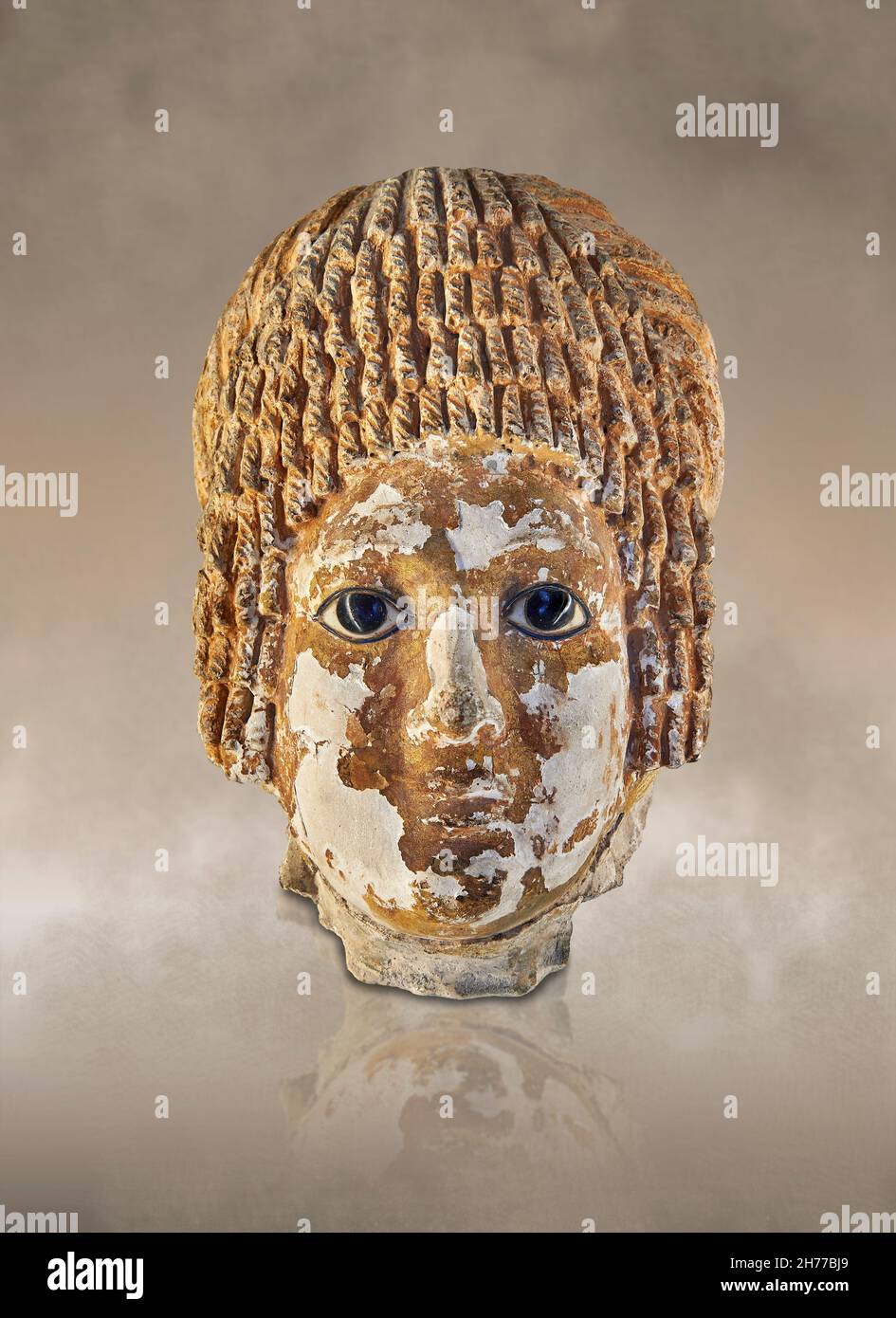 Maschera di morte egiziana romana, II sec. d.C. Museo di Belle Arti di Lione H1281. Caster con occhi di vetro. Le donne hanno un'acconciatura intrecciata alta. Foto Stock