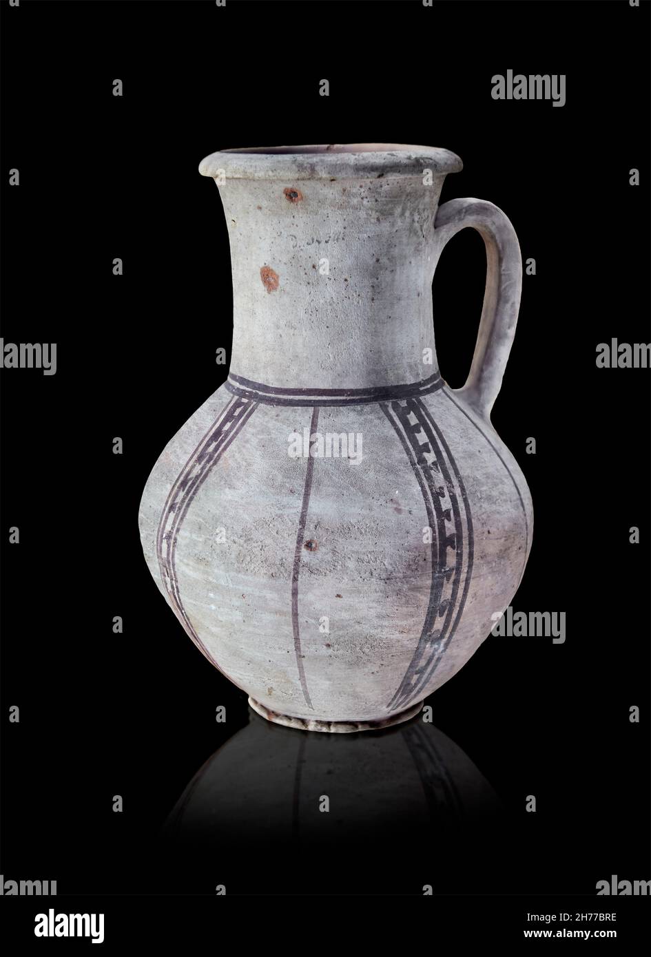 Caraffa in terracotta egiziana dal design geometrico nero, 1551-1499 a.C., 18a dinastia. Museo delle Belle Arti di Lione inv A2507. Foto Stock