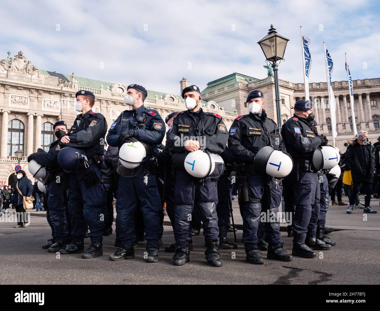 Vienna, Austria - Novembre 20 2021: Polizia della sommossa al Covid Anti-Vax 19 dimostrazione contro la vaccinazione obbligatoria. Foto Stock