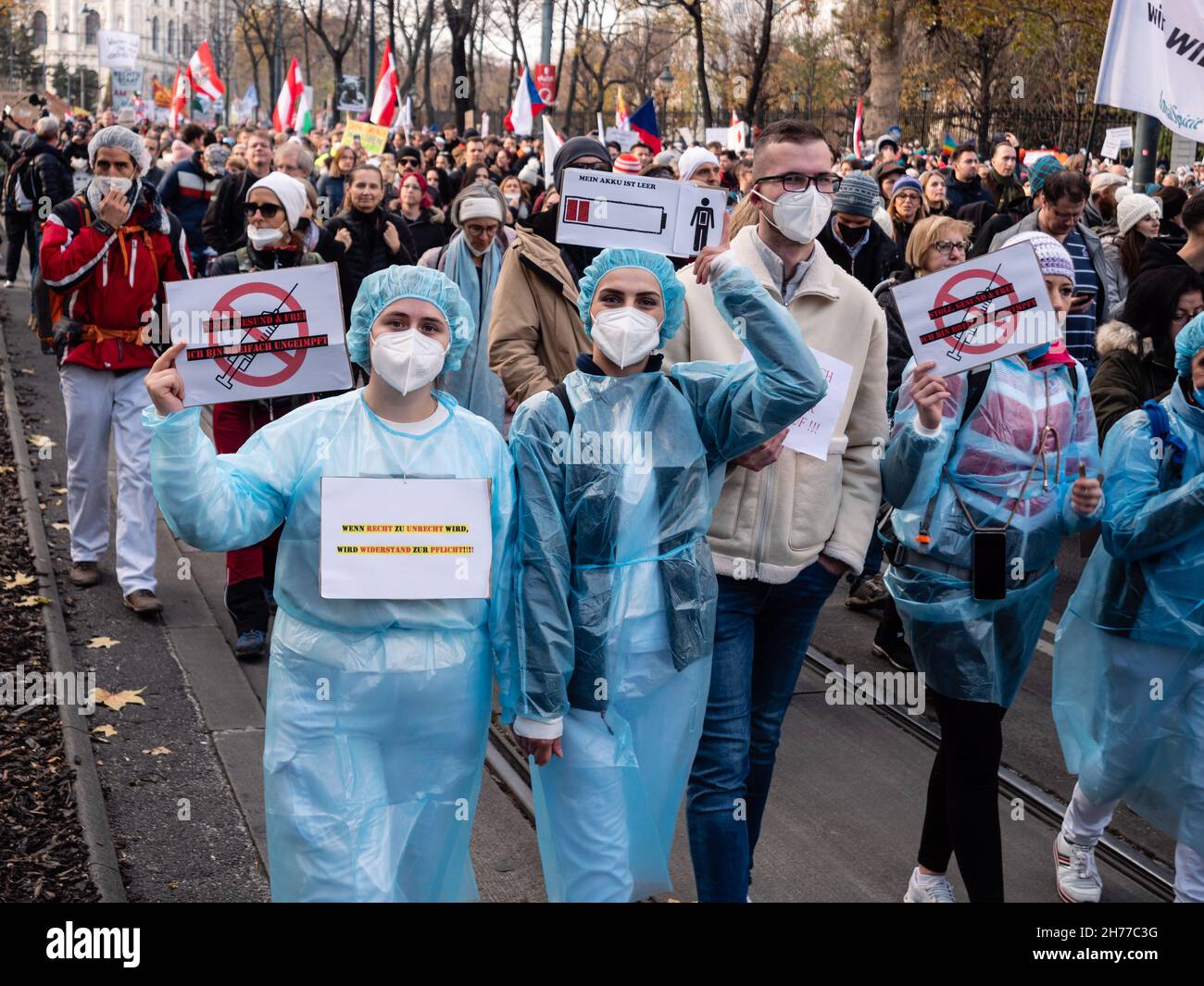 Vienna, Austria - Novembre 20 2021: Anti-Vax Covid-19 infermiere dimostratore o operatore sanitario. Foto Stock
