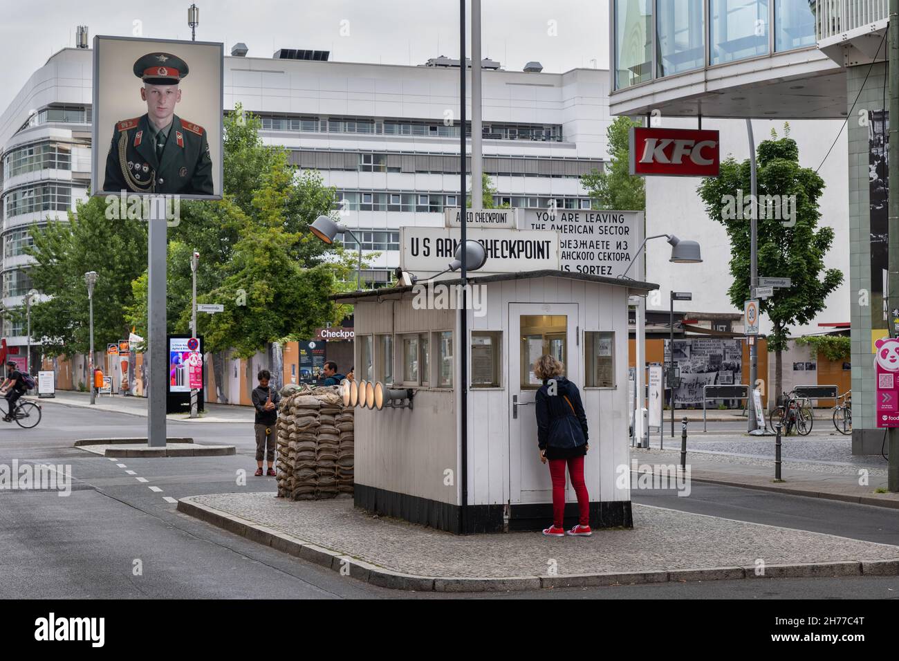 Berlino, Germania, Checkpoint Charlie, US Army Checkpoint presso il vecchio muro di Berlino, punto di attraversamento tra Berlino Est e Ovest, punto di riferimento della città Foto Stock
