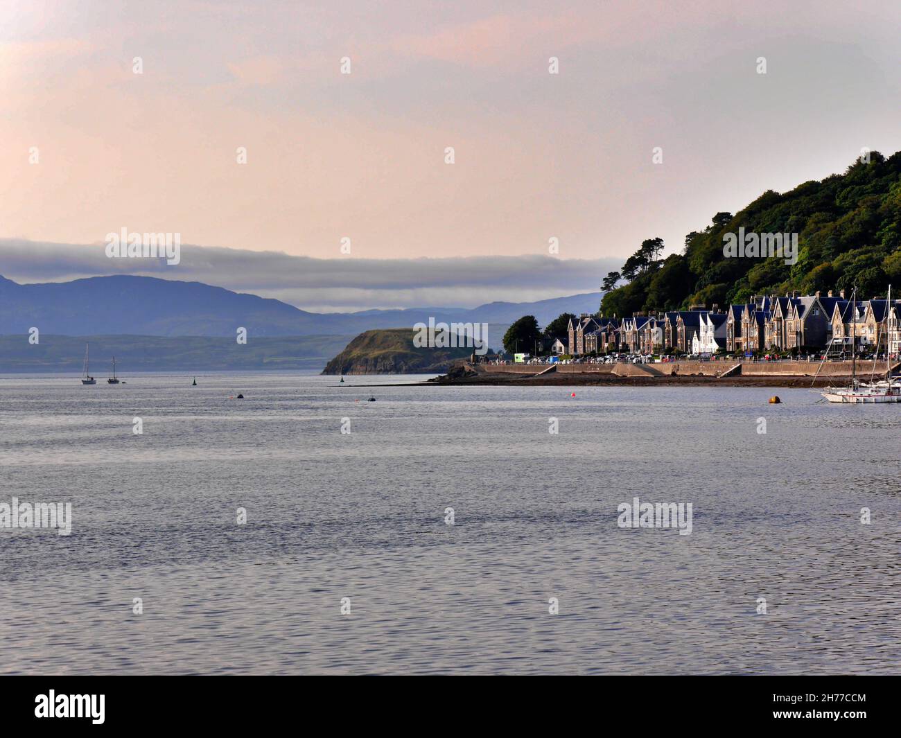 Case in lontananza con baia e cielo, Oban, Scozia. Foto di alta qualità Foto Stock