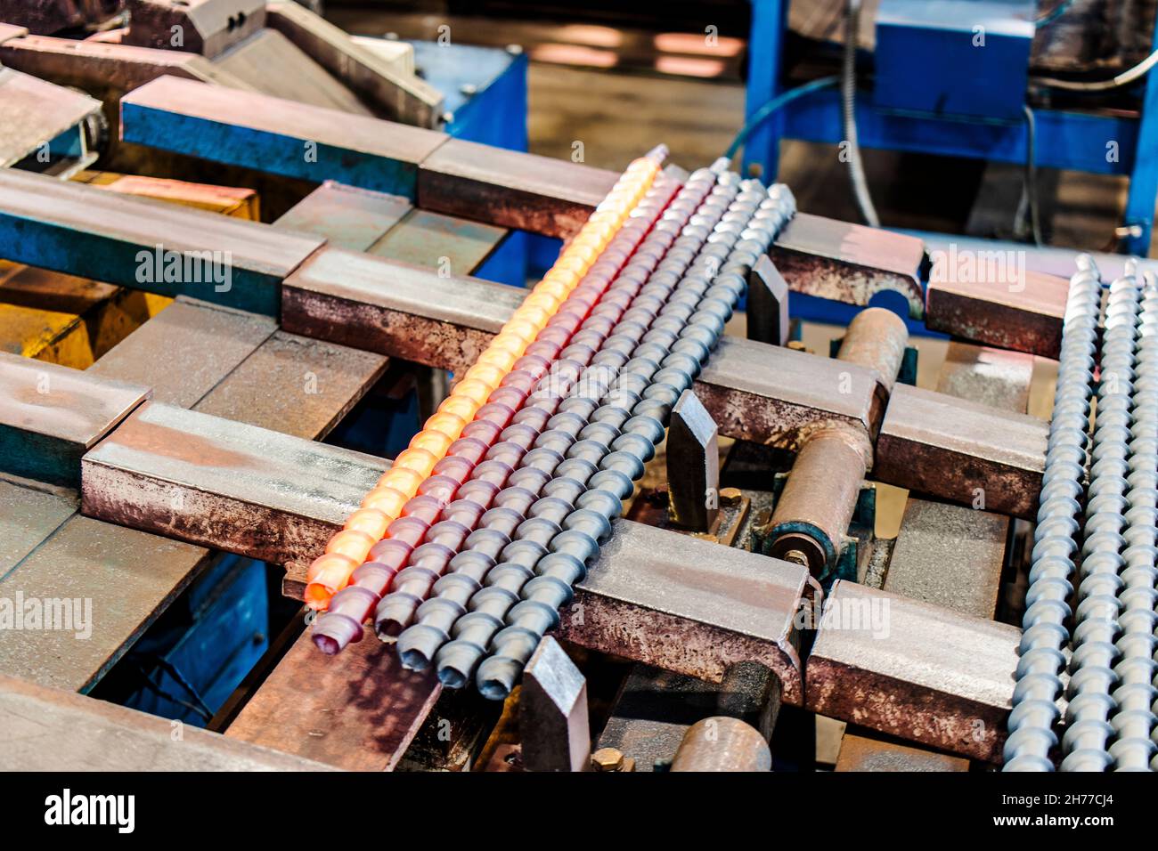 Produzione di viti metalliche in forno a induzione. Produzione industriale  di prodotti metallici. Metallo rosso-caldo Foto stock - Alamy