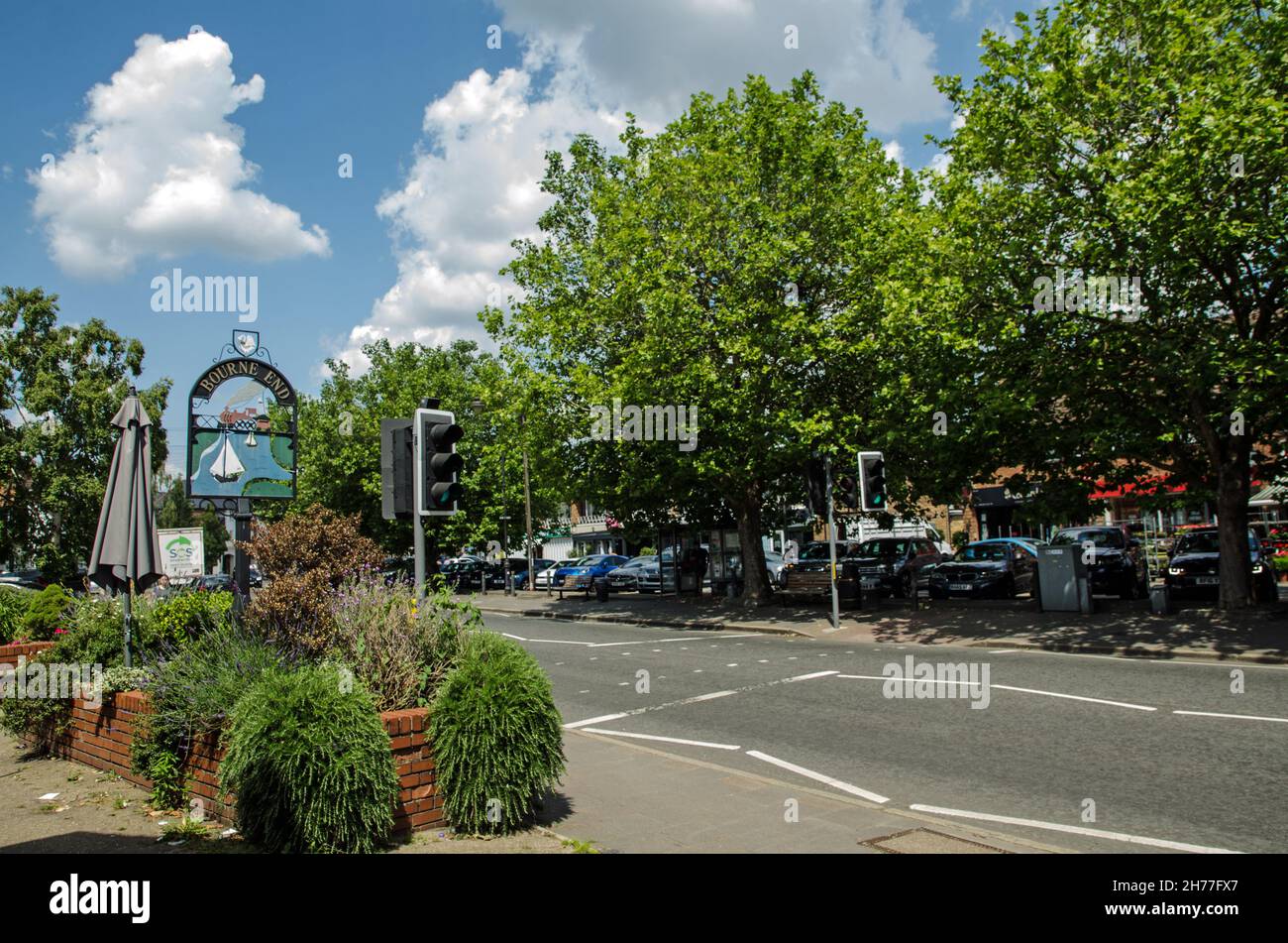 Bourne End, Regno Unito - 19 luglio 2021: Cartello e letto di fiori accanto alla strada alla città di Bourne End nel Buckinghamshire in una giornata estiva soleggiata. Foto Stock