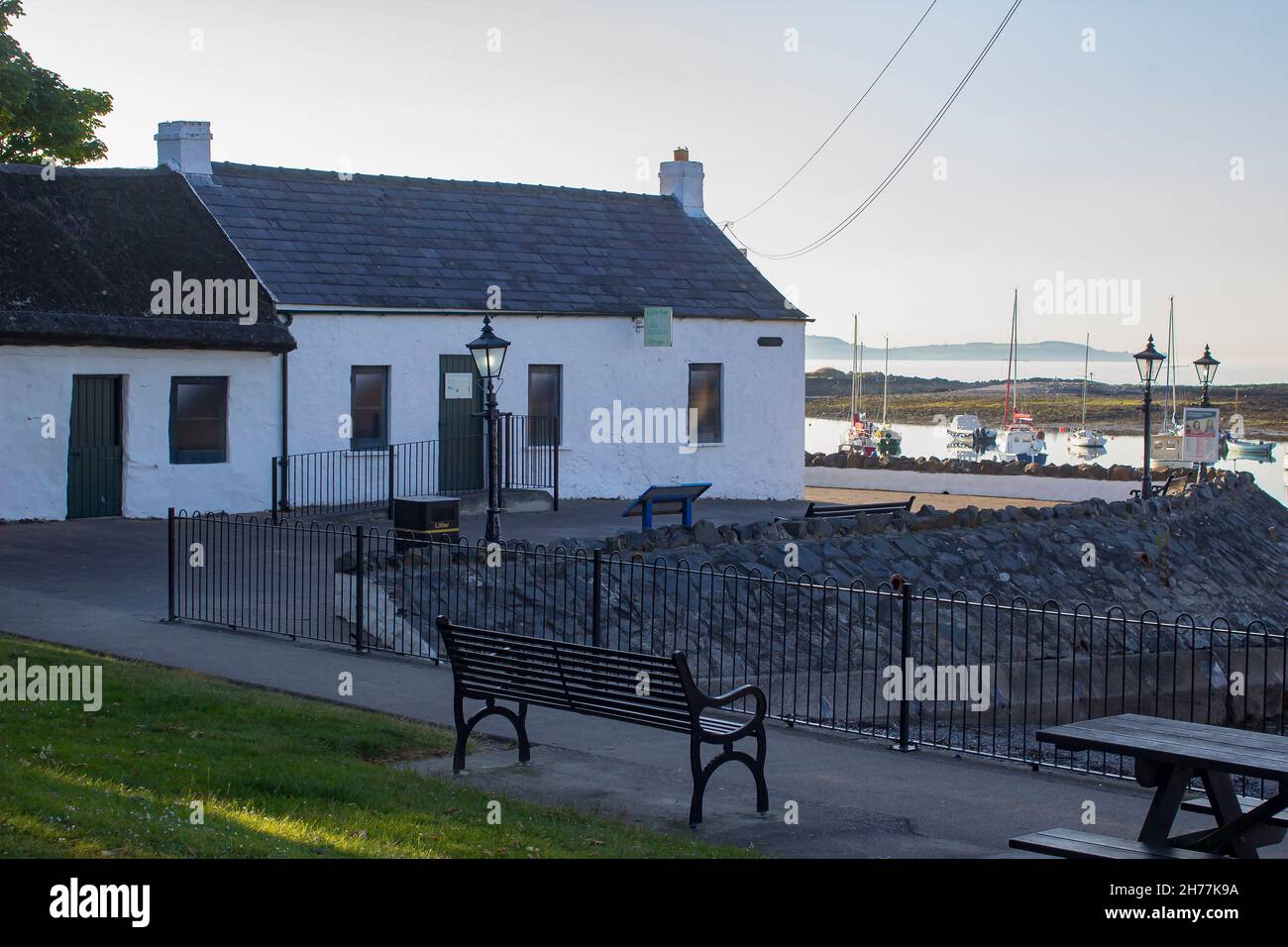 5 luglio 2018. Groomsport Village porto nella contea in basso Irlanda del Nord. Il centro visitatori negli antichi cottage irlandesi su Cockle Row ed è trad Foto Stock