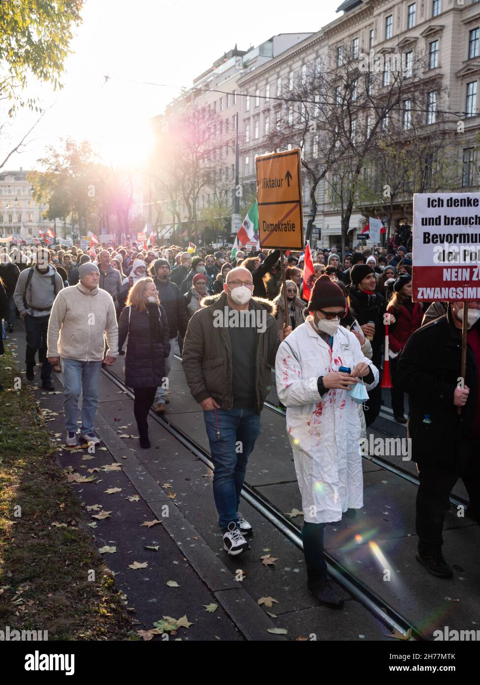 Vienna, Austria - Novembre 20 2021: Anti-Vax Covid-19 folla dimostrativa sul Ring o Ringstrasse. Foto Stock