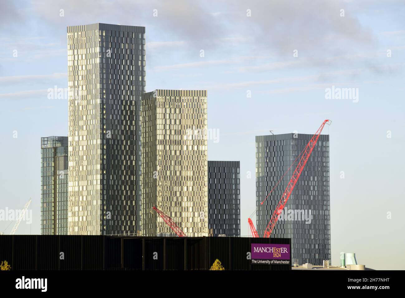 Una vista di alto livello di nuovi grattacieli o alti edifici a Deansgate Square nel centro di Manchester, Inghilterra, Regno Unito. Foto Stock