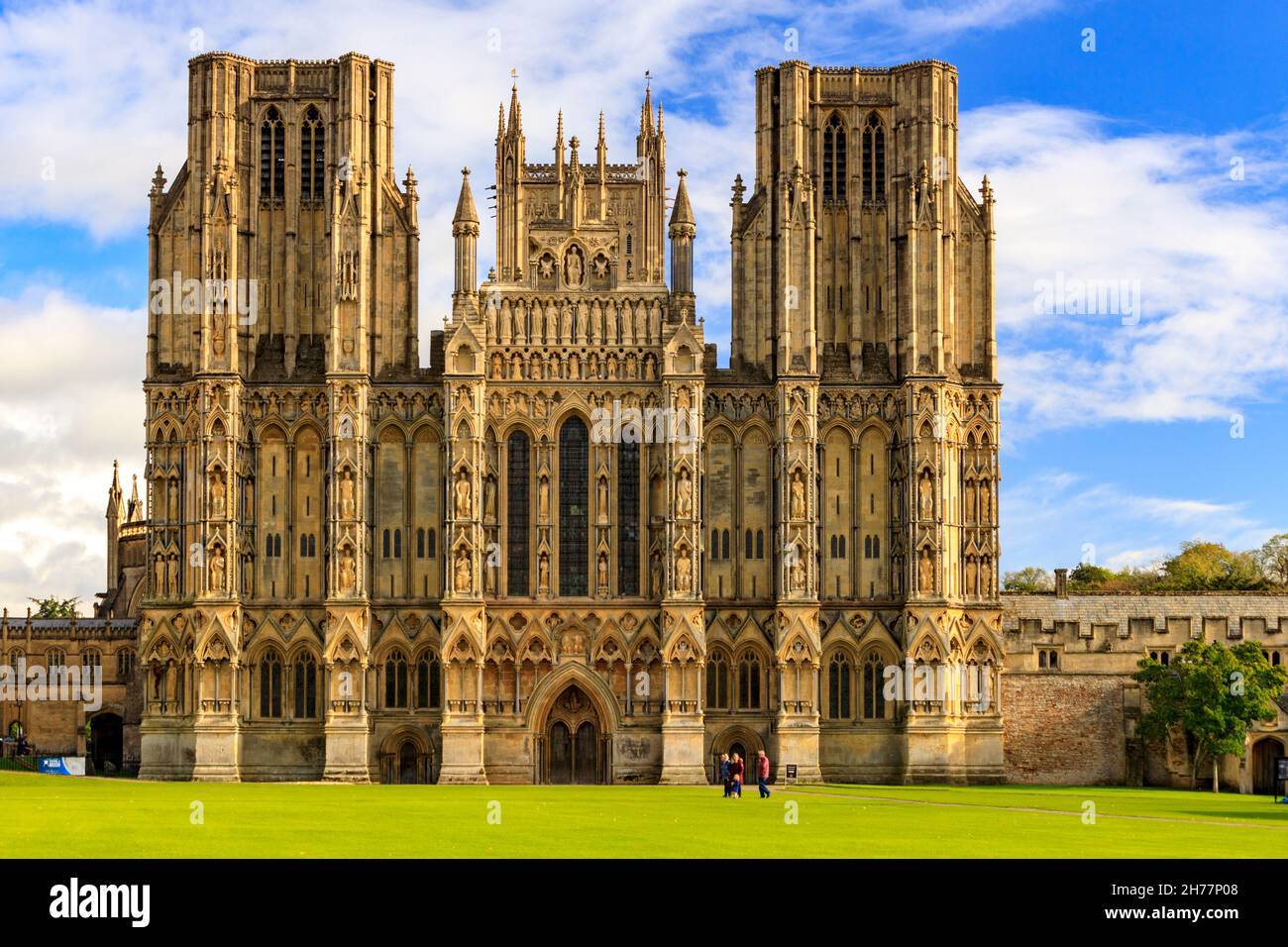 La magnifica architettura del fronte ovest di Wells Cathedral, Somerset, Inghilterra, Regno Unito Foto Stock