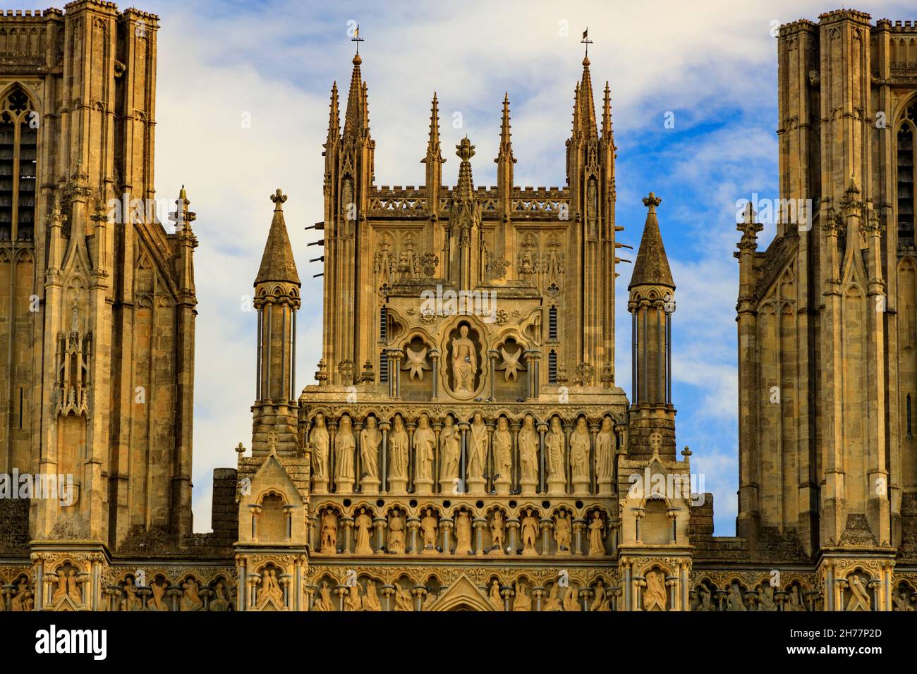 La magnifica architettura del fronte ovest di Wells Cathedral, Somerset, Inghilterra, Regno Unito Foto Stock