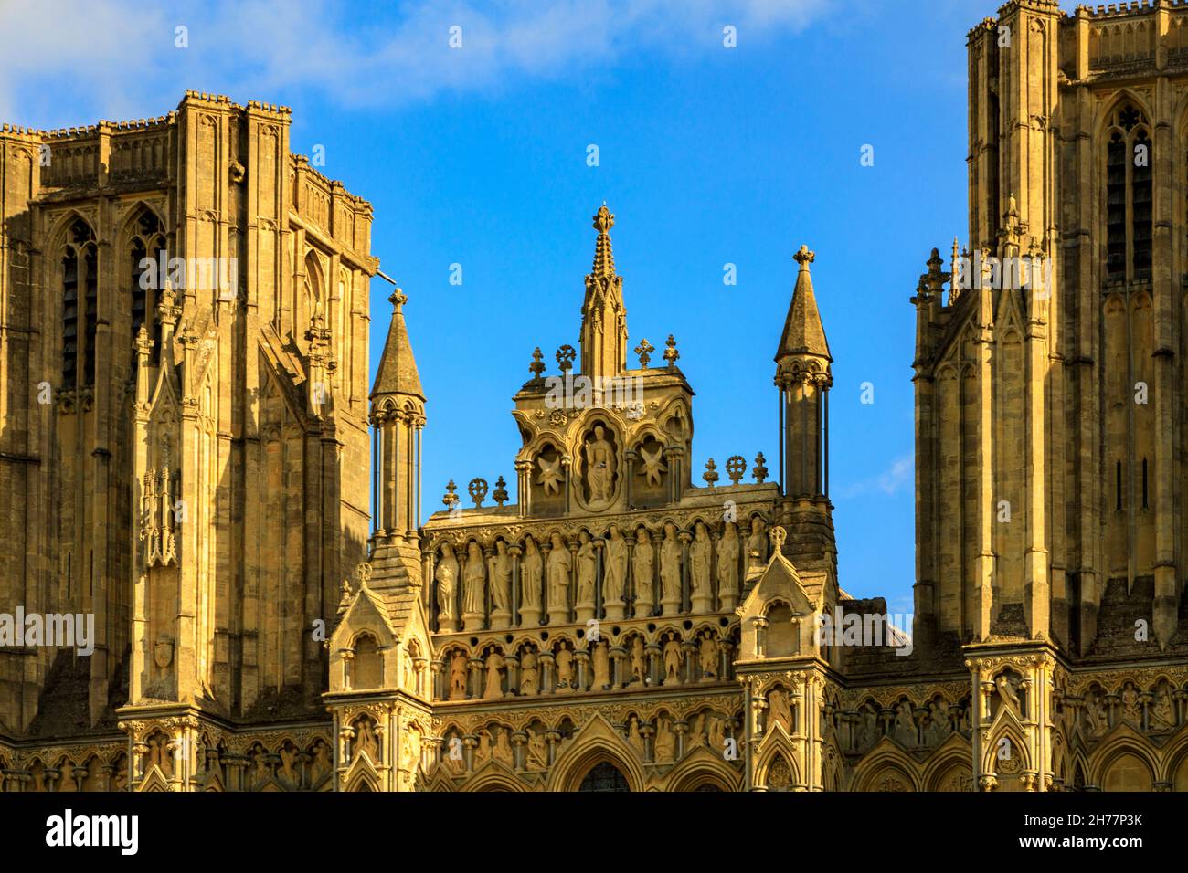 La magnifica architettura del fronte ovest di Wells Cathedral, Somerset, Inghilterra, Regno Unito Foto Stock