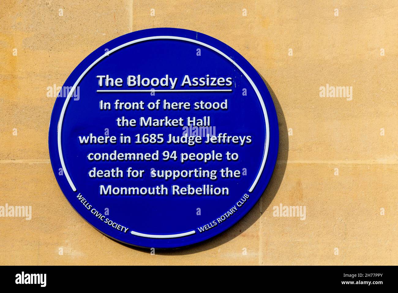 Una targa blu nel mercato di Wells, che commemora gli eventi del giudice Jeffreys e della ribellione Monmouth nel 1685, Somerset, Inghilterra, Regno Unito Foto Stock
