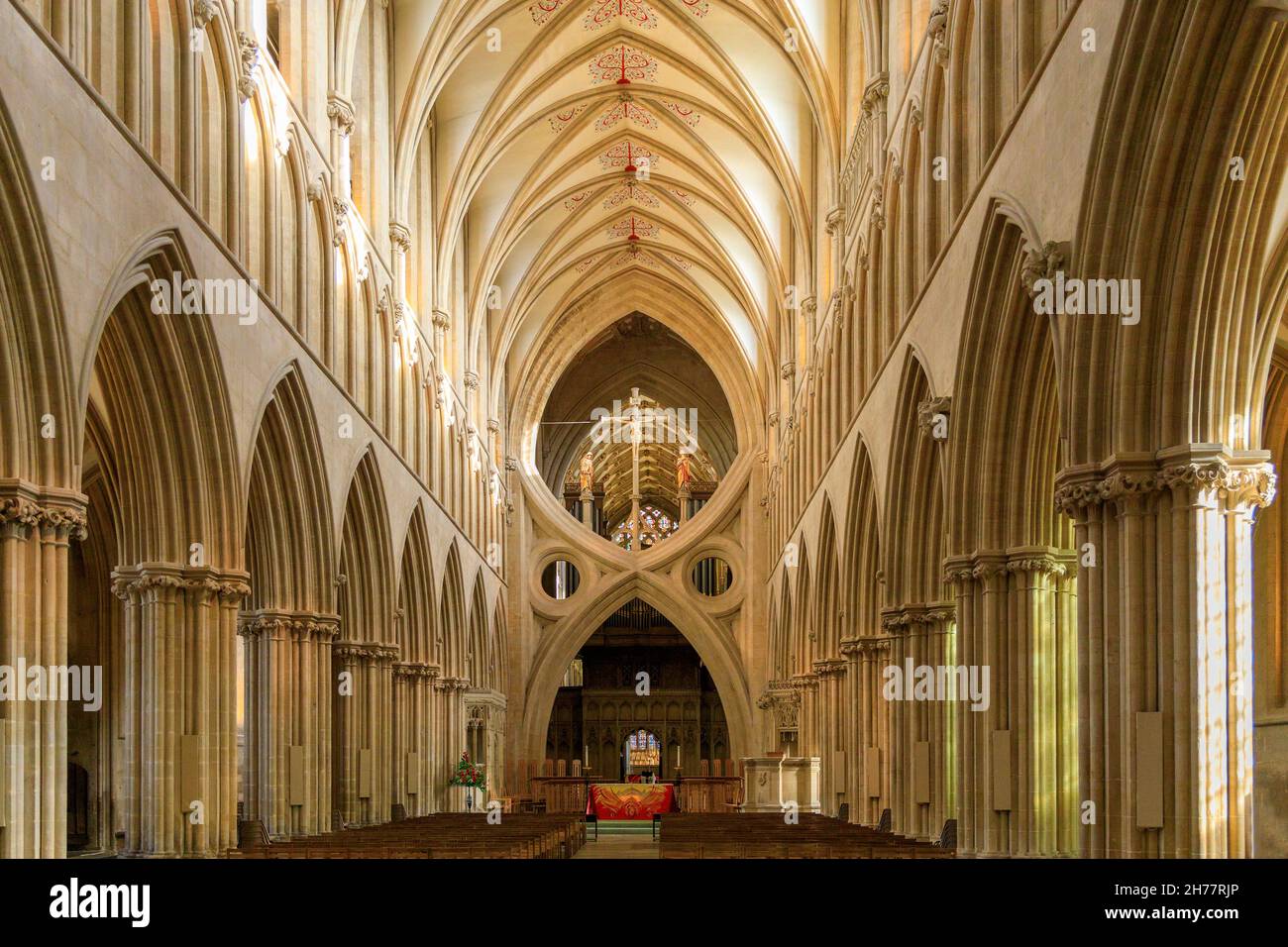 Vista interna della Cattedrale di Wells guardando lungo la navata verso l'arco a forbice, Somerset, Inghilterra, Regno Unito Foto Stock