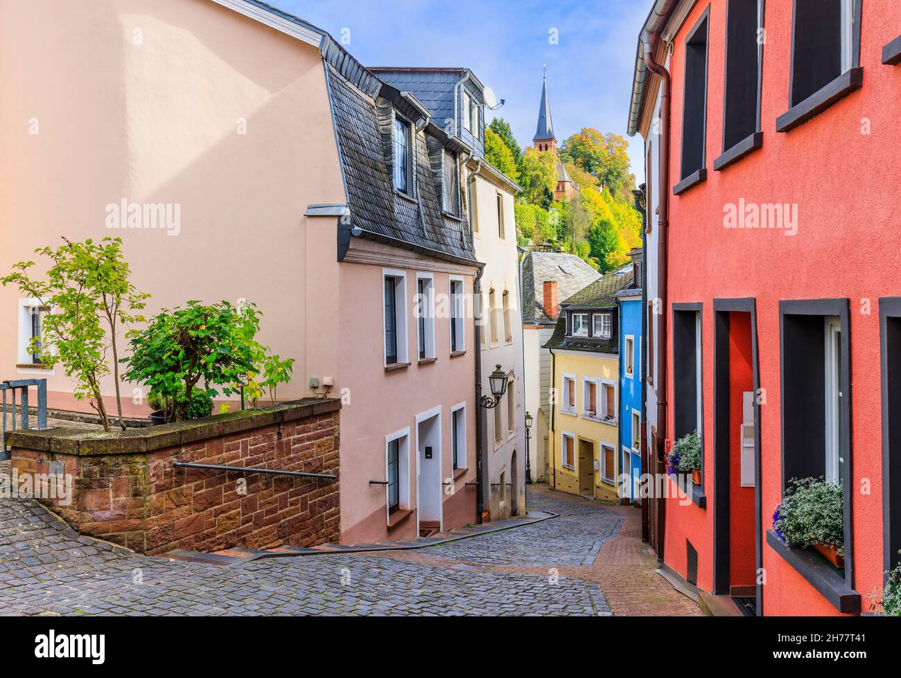 Saarburg, Germania. Strada di ciottoli nel centro della città. Foto Stock