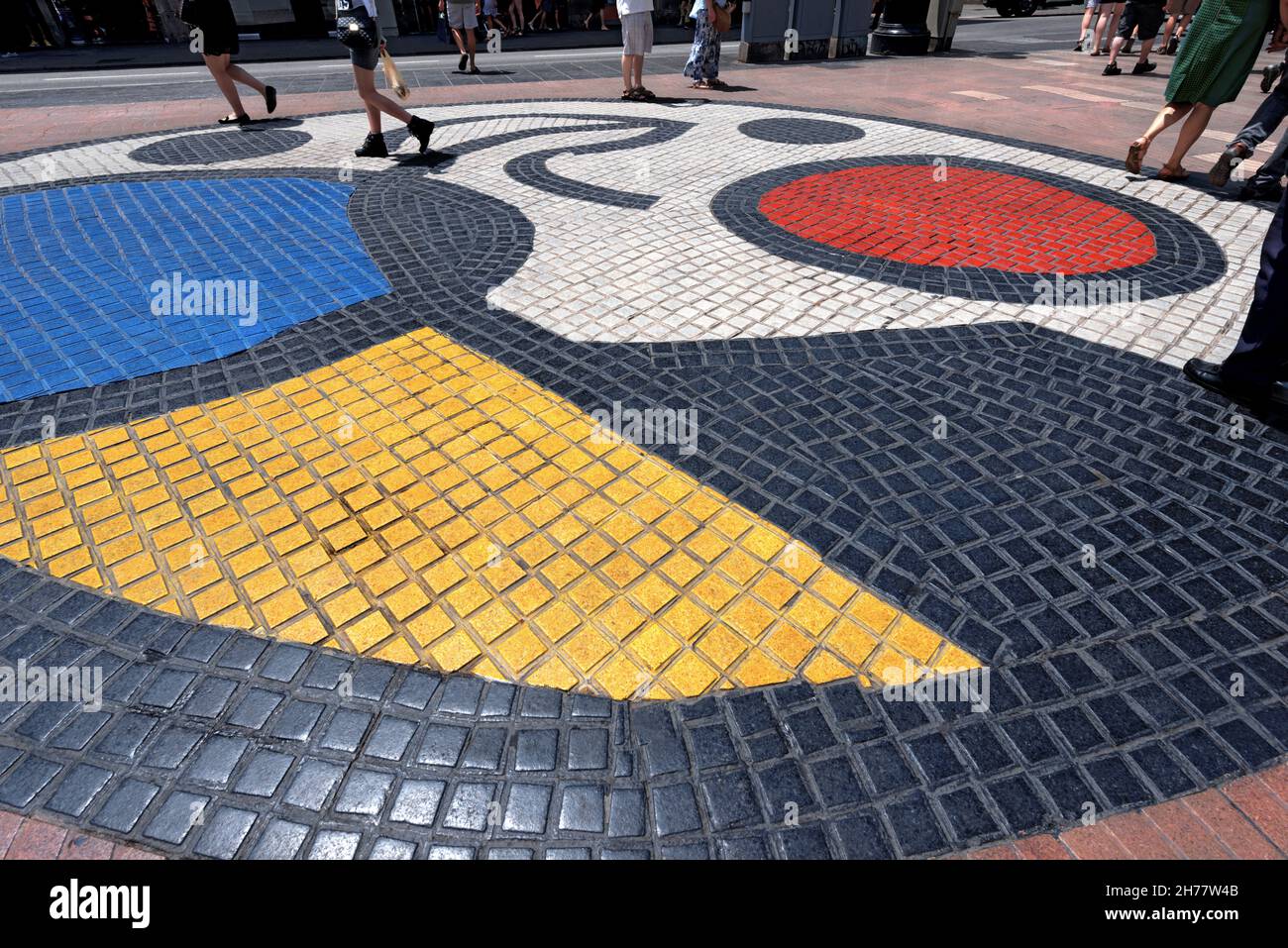 Mosaic del Pla de l'OS di Joan Miro nel mezzo della Rambla, la strada più importante di Barcellona, Catalogna, Spagna. Europa. Foto Stock