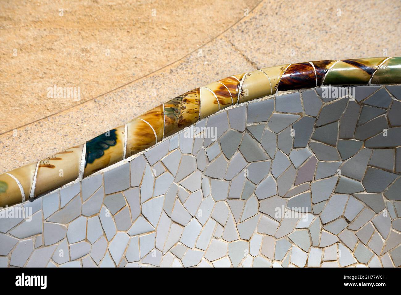 Particolare di una panca in ceramica nel Parco Guell progettata dal famoso architetto Antoni Gaudi (1852-1926). Patrimonio dell'umanità dell'UNESCO Foto Stock